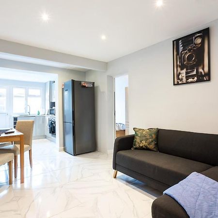 Amazing 3 Bedroom, 2 Bathroom, Ground Floor Flat With Garden, Near Train Station And Bus Stop Londres Exterior foto