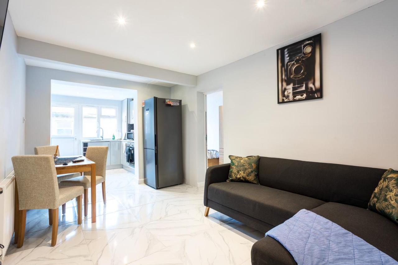 Amazing 3 Bedroom, 2 Bathroom, Ground Floor Flat With Garden, Near Train Station And Bus Stop Londres Exterior foto