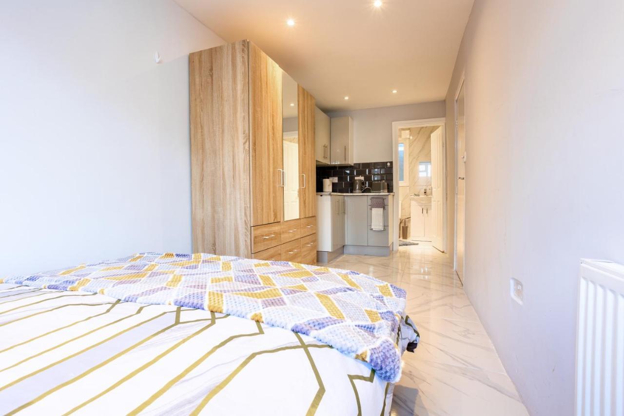 Amazing 3 Bedroom, 2 Bathroom, Ground Floor Flat With Garden, Near Train Station And Bus Stop Londres Exterior foto