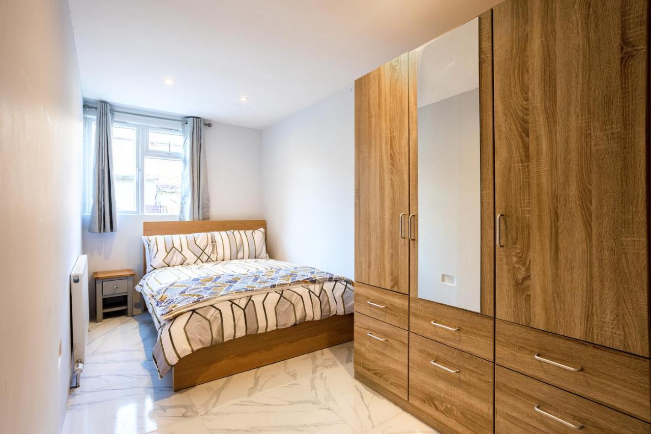 Amazing 3 Bedroom, 2 Bathroom, Ground Floor Flat With Garden, Near Train Station And Bus Stop Londres Exterior foto