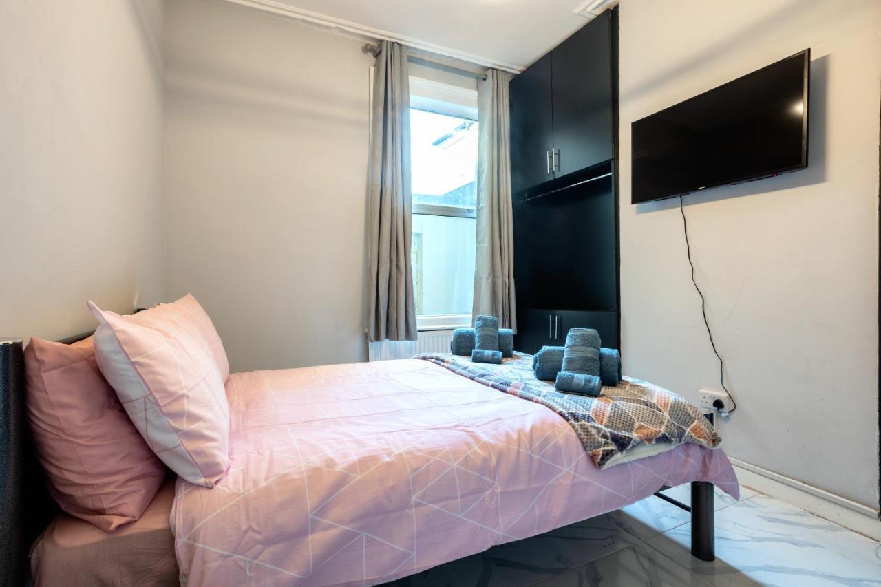 Amazing 3 Bedroom, 2 Bathroom, Ground Floor Flat With Garden, Near Train Station And Bus Stop Londres Exterior foto