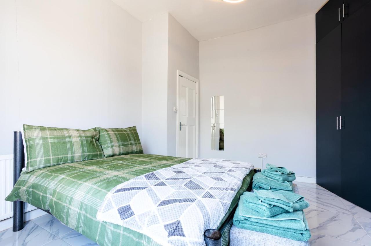Amazing 3 Bedroom, 2 Bathroom, Ground Floor Flat With Garden, Near Train Station And Bus Stop Londres Exterior foto