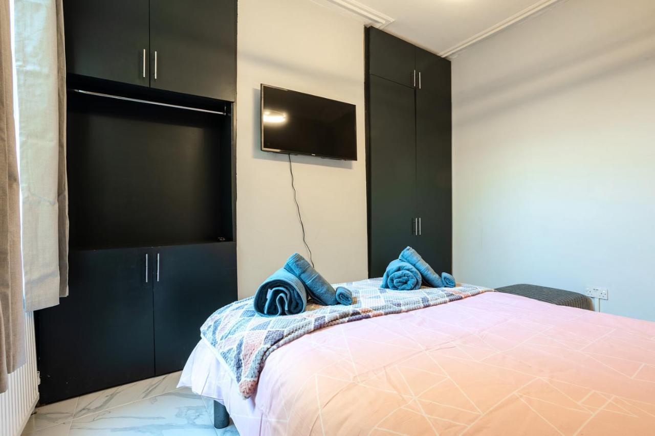 Amazing 3 Bedroom, 2 Bathroom, Ground Floor Flat With Garden, Near Train Station And Bus Stop Londres Exterior foto