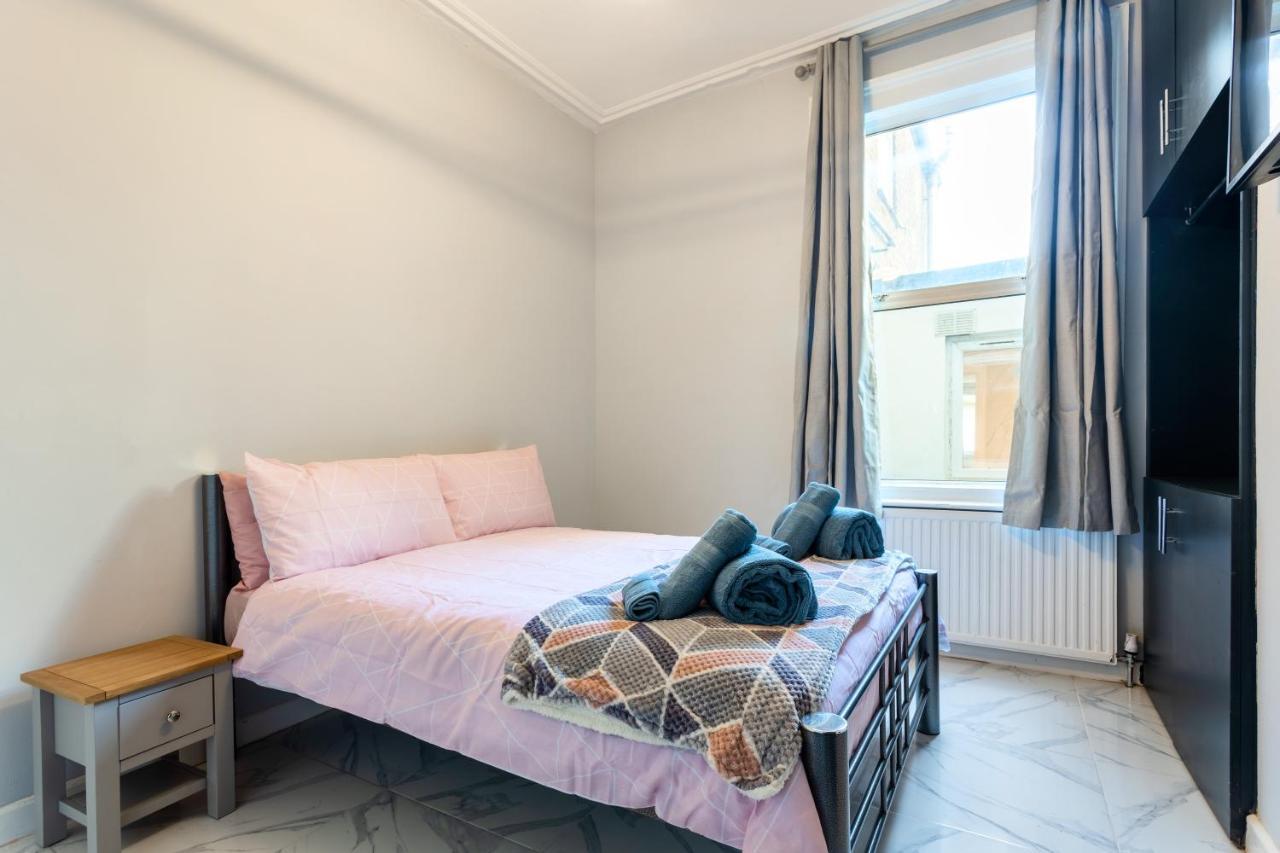 Amazing 3 Bedroom, 2 Bathroom, Ground Floor Flat With Garden, Near Train Station And Bus Stop Londres Exterior foto